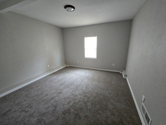 Building Photo - Charming 4 bed 1.5 bath