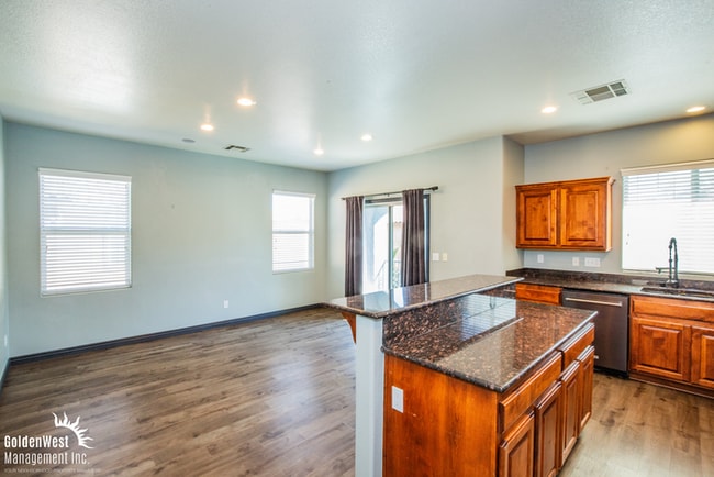 Building Photo - Stylish and Spacious 4Bdm 3.5 Ba Three-Sto...