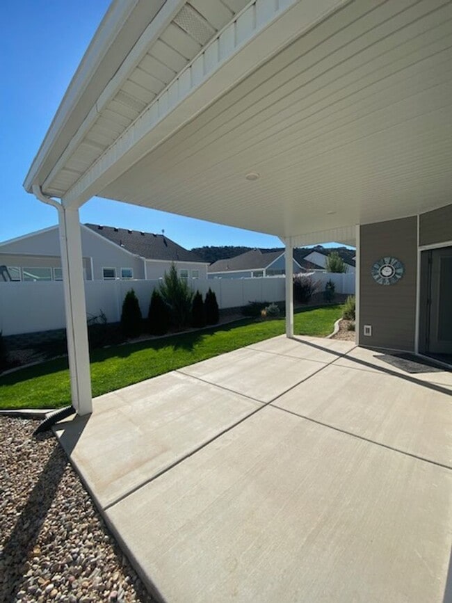 Building Photo - Move-In Discount -- 3 bedroom - 2 bath Newer Single family in Crescent Hills