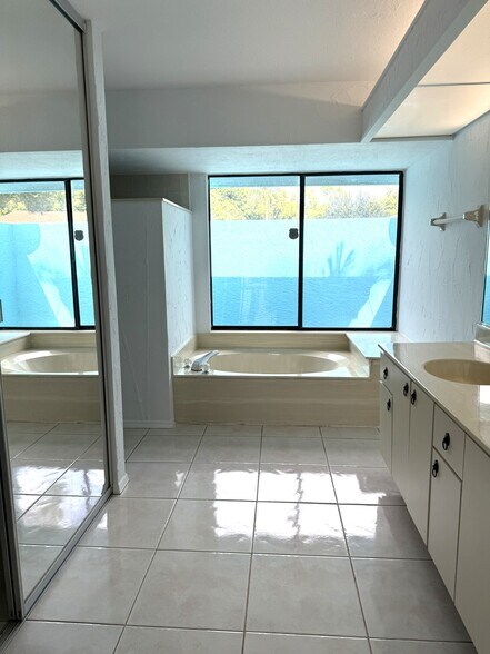 Building Photo - 1998 NE Ginger Ter