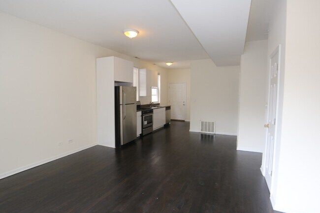 Building Photo - 2438 N Ashland Ave