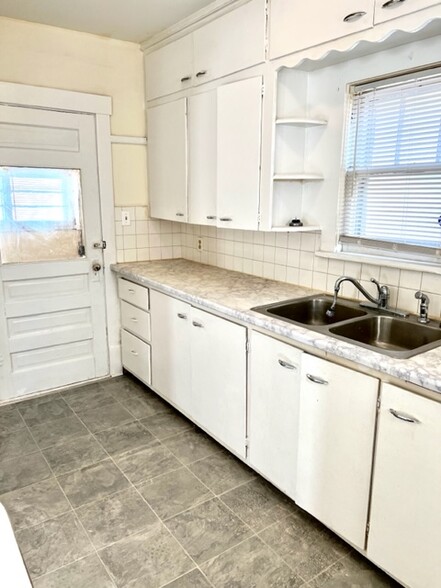 Kitchen - 517 W Minota St