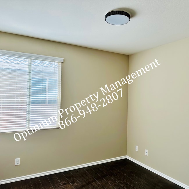 Building Photo - Modern Elegance and Comfort!