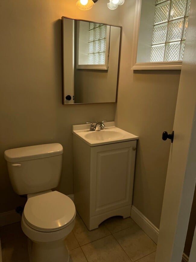 Building Photo - Spacious and recently renovated 4 bedroom