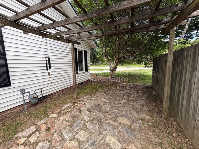 Building Photo - 905 Old Winston Rd