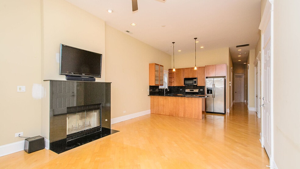 Building Photo - 1910 W Armitage Ave