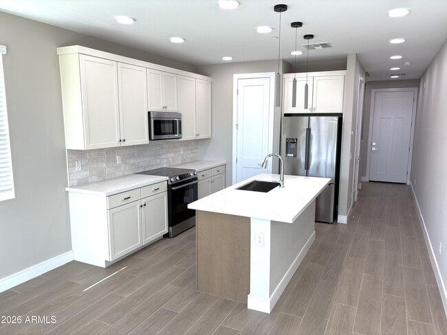 Building Photo - 1021 E Pasadena Ave