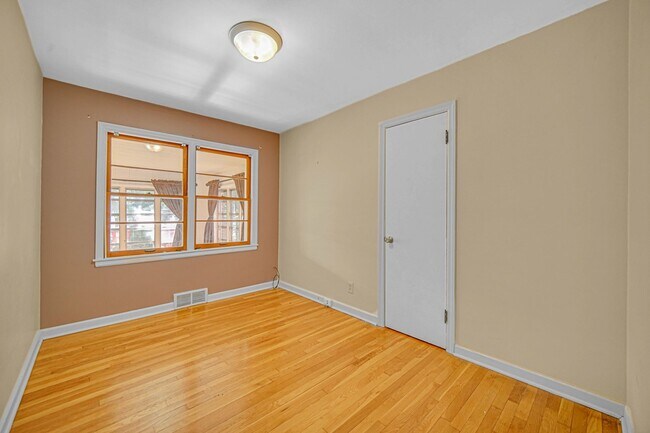 Building Photo - Charming Custom Home in Miller Beach!