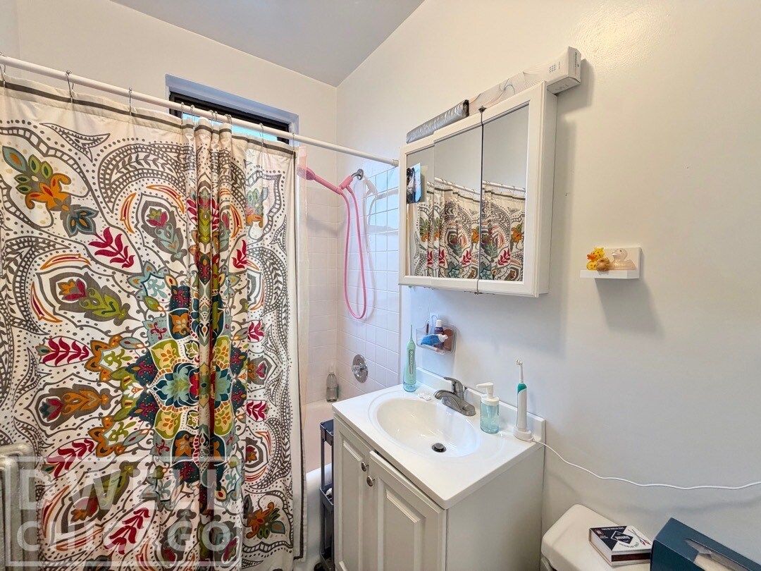 Building Photo - 1913 W Larchmont Ave