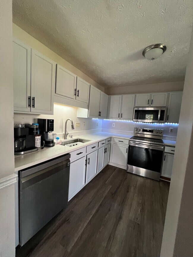 Building Photo - 116 Mosswood Dr