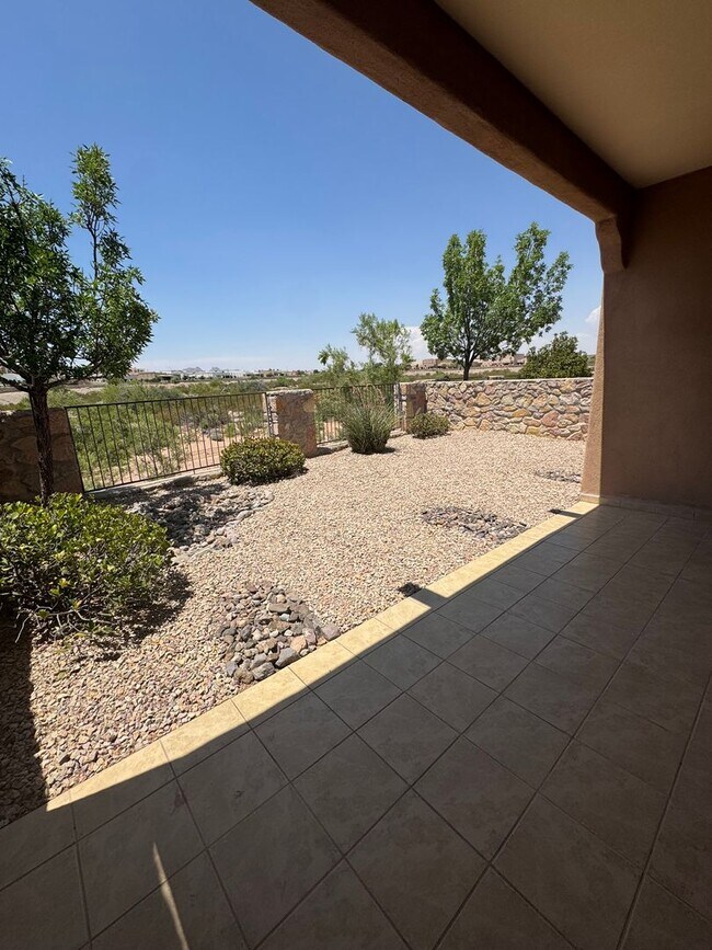 Building Photo - Nice townhome in Gated community