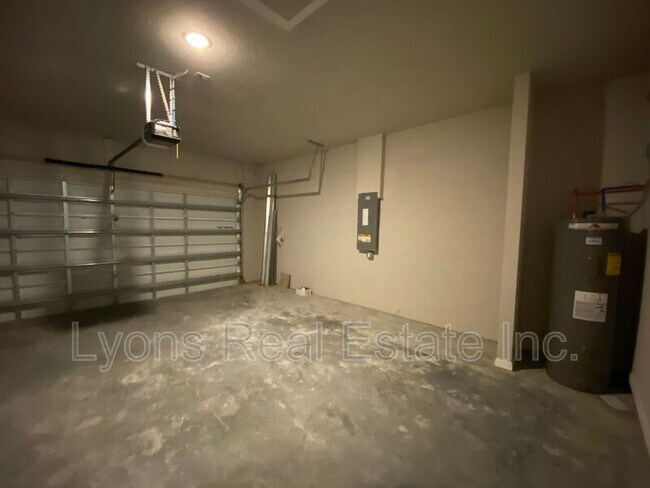 Building Photo - 2497 Cortland Ave