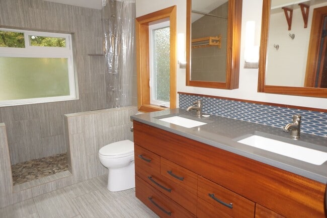 Building Photo - Amazing two bedroom sellwood beauty!