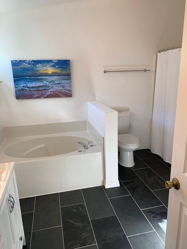 Building Photo - 993 E 13th Sq