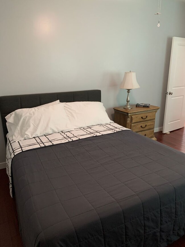 Building Photo - FURNISHED 2+ 2 Cottage - Downtown Ventura