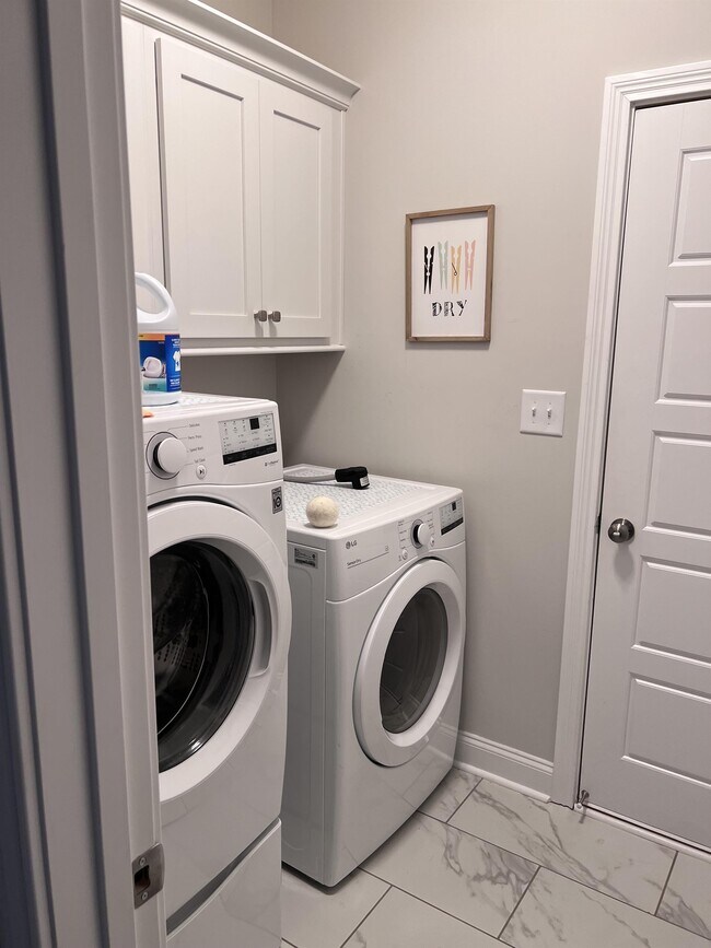 Building Photo - 557 Dexter Dr