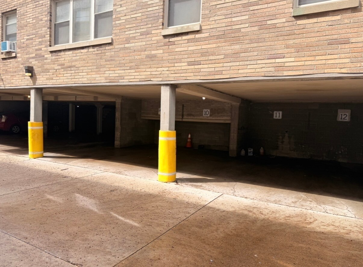 Building Photo - 4002 N Farwell Ave