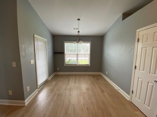 Building Photo - Welcome to this stunning 3-bedroom, 2-bathroom home located in Courntey Pines