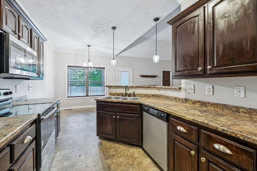 Building Photo - 634 Hidden Valley Dr