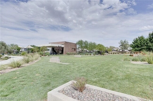 Building Photo - 932 Lotus Falls St