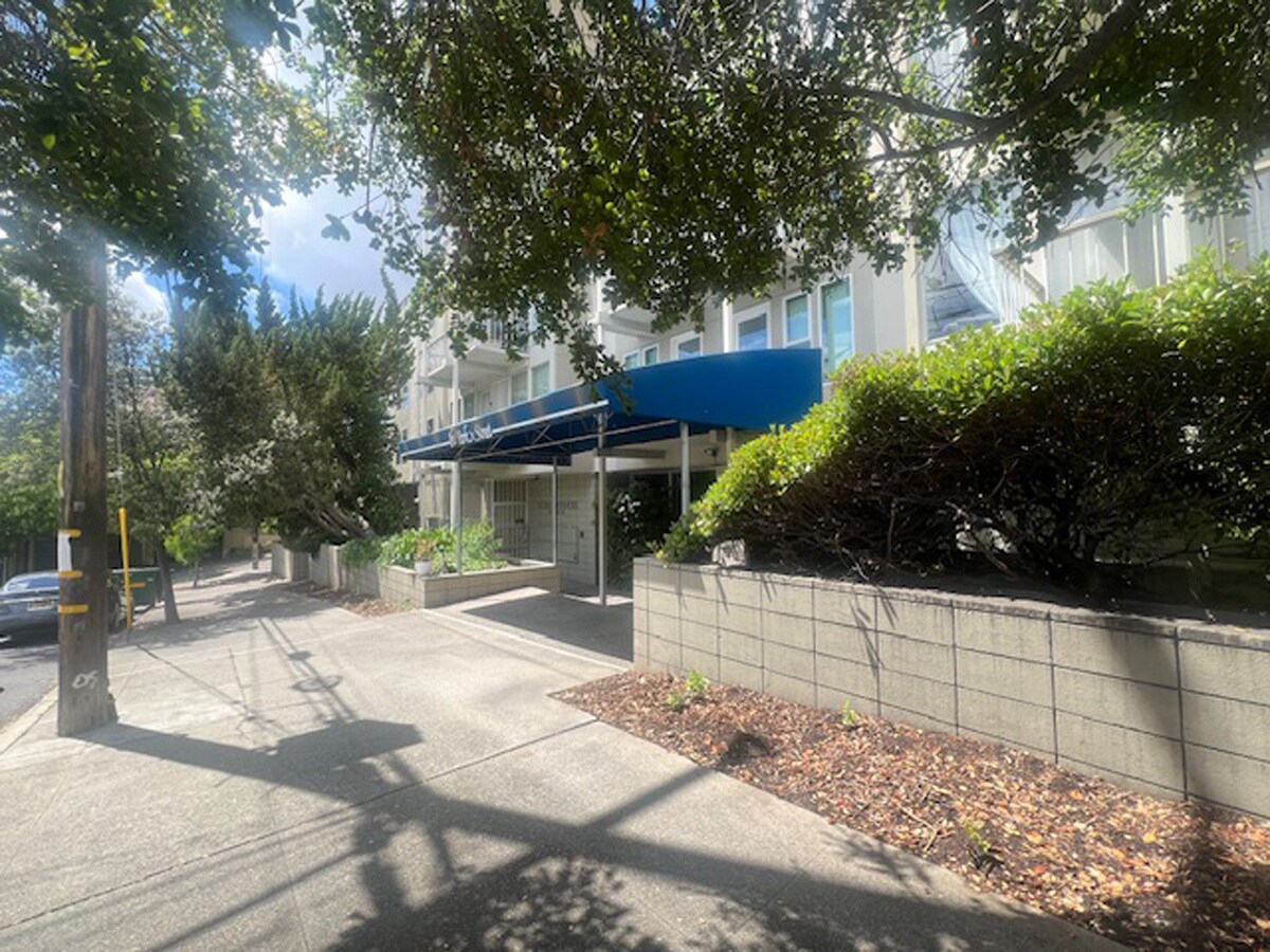 Building Photo - 811 York St