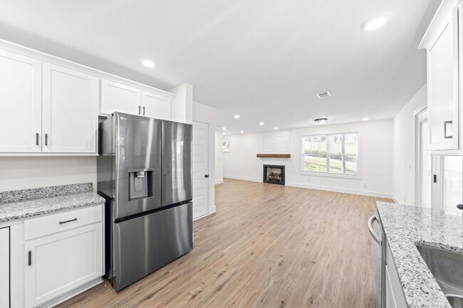 Building Photo - Pet Friendly Three Bedroom!