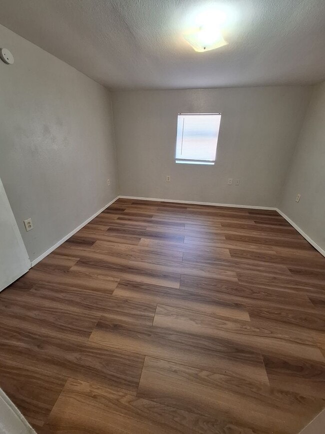 Building Photo - 4 Bedroom, 2 Bath in Clyde!
