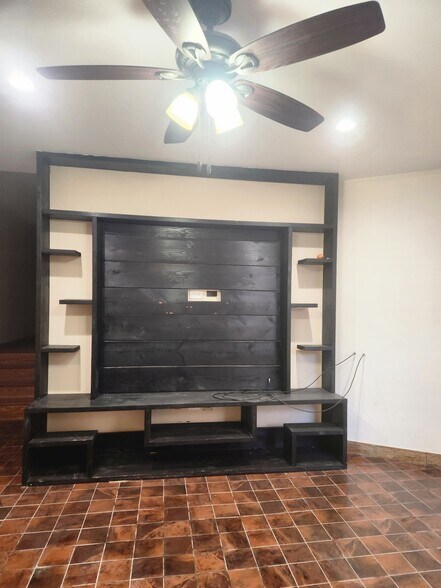 Building Photo - 6110 N Mozart St