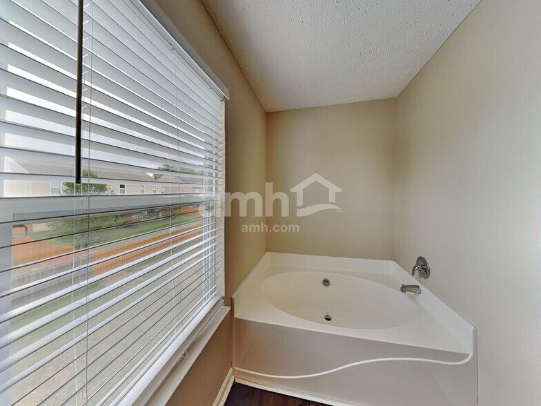 Building Photo - 90 Knights Bridge Dr N