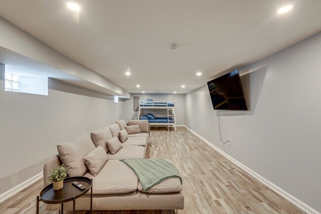 Building Photo - 5321 Wakefield St