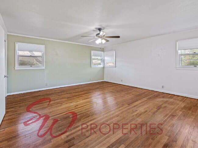 Building Photo - 4 Bedroom Home Just One Block from Campus | 2 Living Areas + Corner Lot