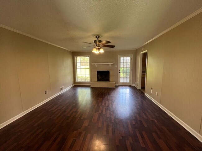 Building Photo - Renovated 3 Bedroom 2 Bath Home with 2 Car...
