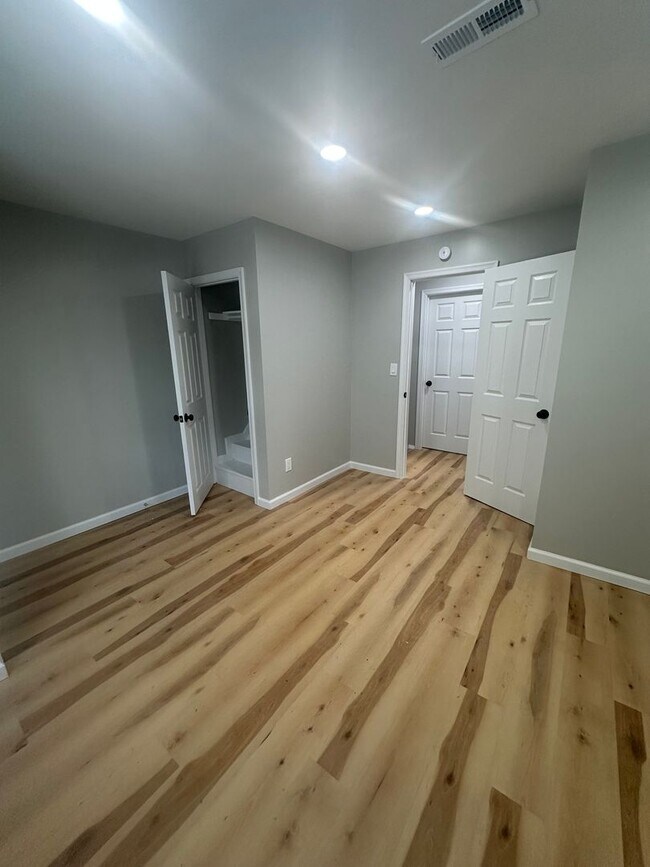 Building Photo - 3 Bed / 1 Bath Fully Renovated Row Home in...