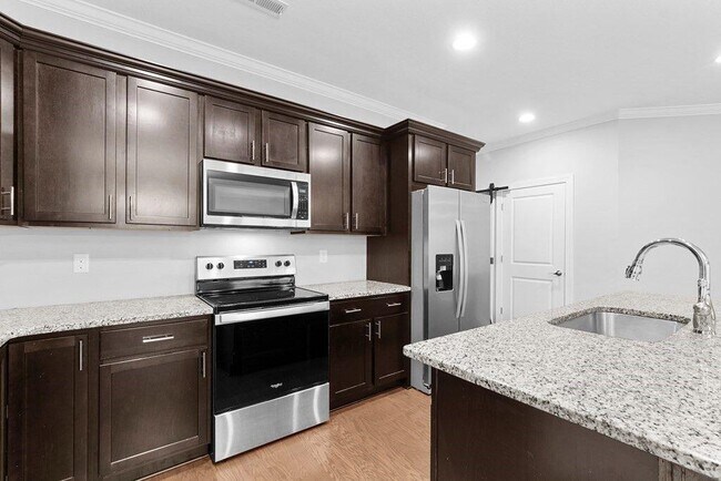 Building Photo - 5120 Meadowbend Dr NE