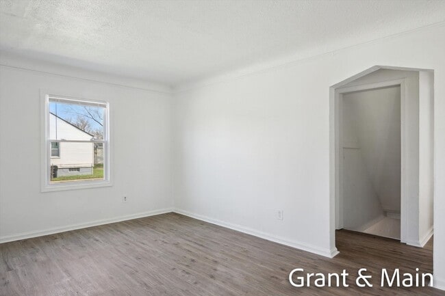 Building Photo - $1249 3 bedroom bungalow