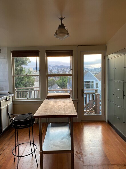 kitchen with views - 940 York St