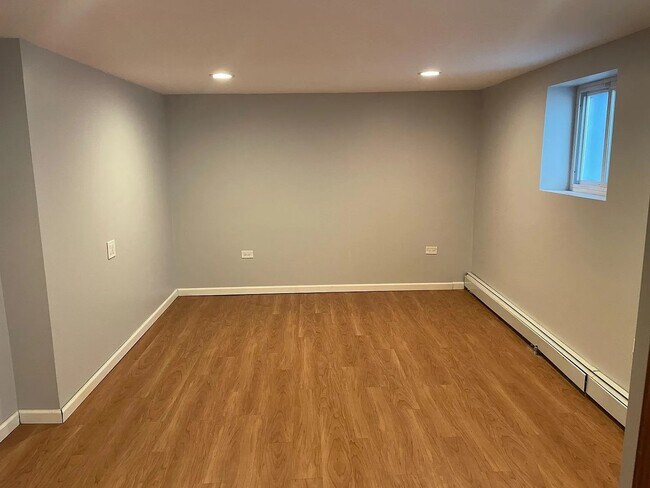 Building Photo - 5106 W Sunnyside Ave