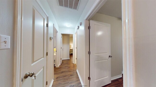 Building Photo - 810 Camellia Ct