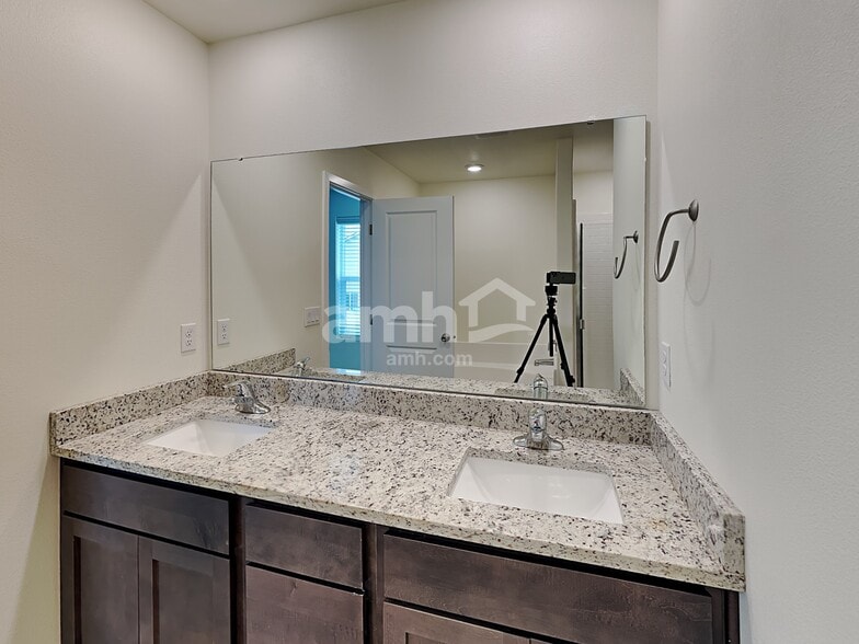 Building Photo - 1221 W 17th Ave