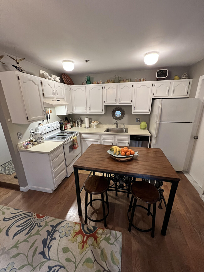 Room for island/bar top seating - 184 Bunker Hill St