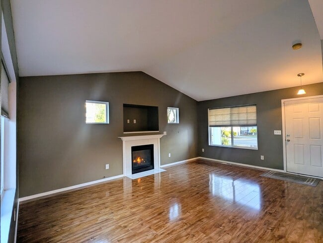 Building Photo - 3bd/2.5ba Everett Home