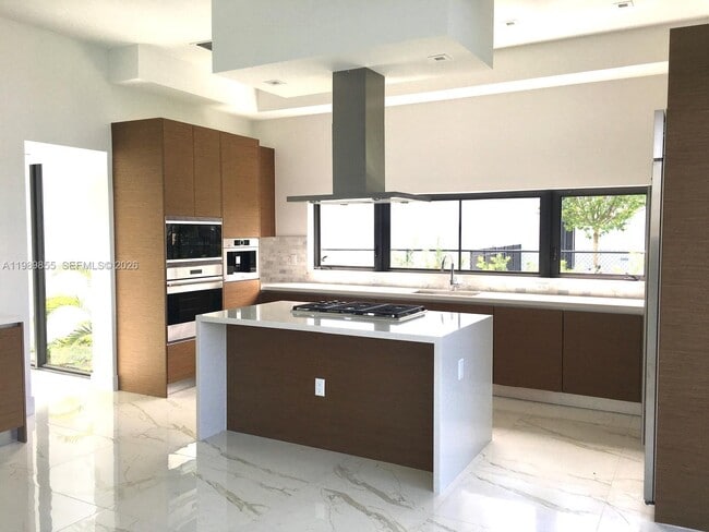 Building Photo - 16580 Sunset Way