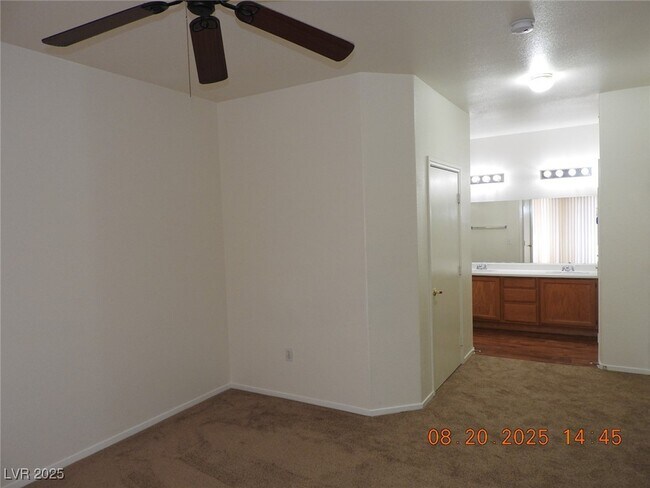 Building Photo - 3400 Cabana Dr