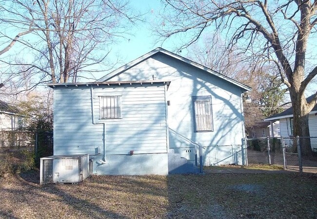 Building Photo - Rent reduced & Move-in Special! 1/2 off fi...
