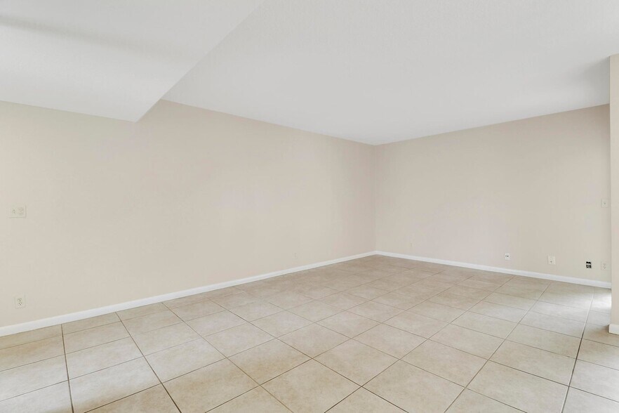 Building Photo - 202 Lakewood Dr
