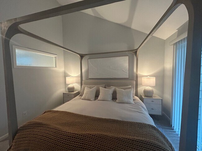 Building Photo - 2 Bed 2.5 bath townhome located on the golf course!