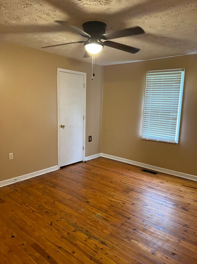 Building Photo - 341 W Main St