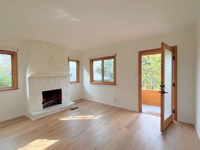 Building Photo - Serene 2bed /1 Bath Spanish Hideaway in He...