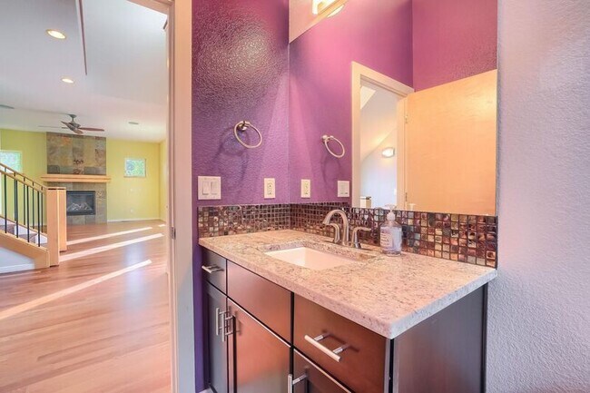 Building Photo - 2421 Rose Ct