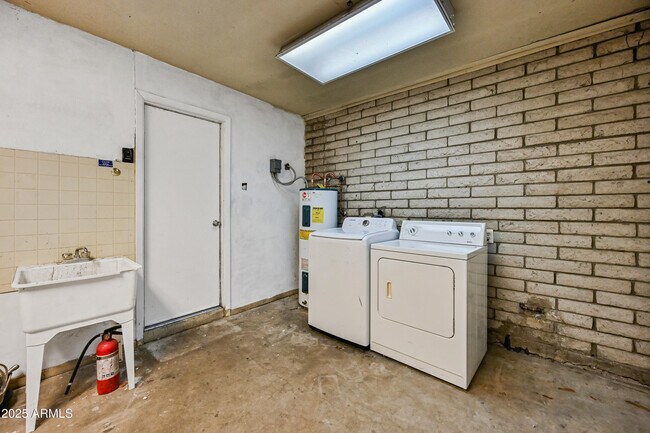 Building Photo - 5558 W Cortez St